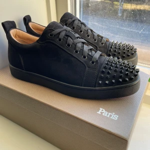 Svarta Loubs med nitar  - Ett par svarta Christian Louboutin i jätte bra skick, använda 1 gång i storlek 43, skriv gärna vid frågor 