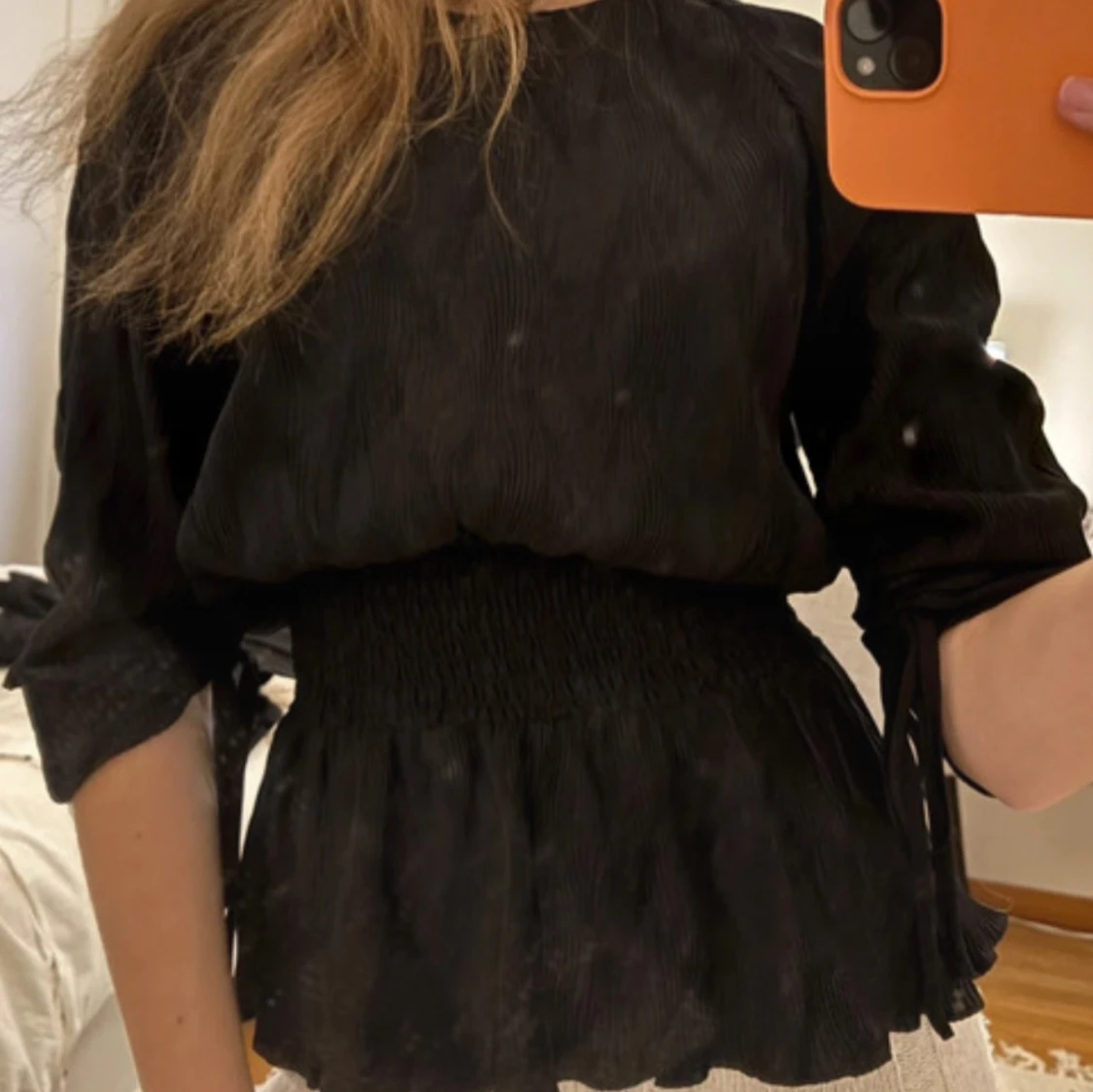 Svart blus med volangdetaljer - 2