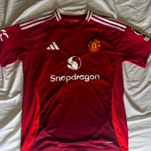 Manchester United hemmatröja 24/25 Adidas - Manchester Uniteds hemmatröja denna säsongen från Adidas i storlek XL med Garnacho nummer 17 på ryggen. Skriv vid frågor. 
