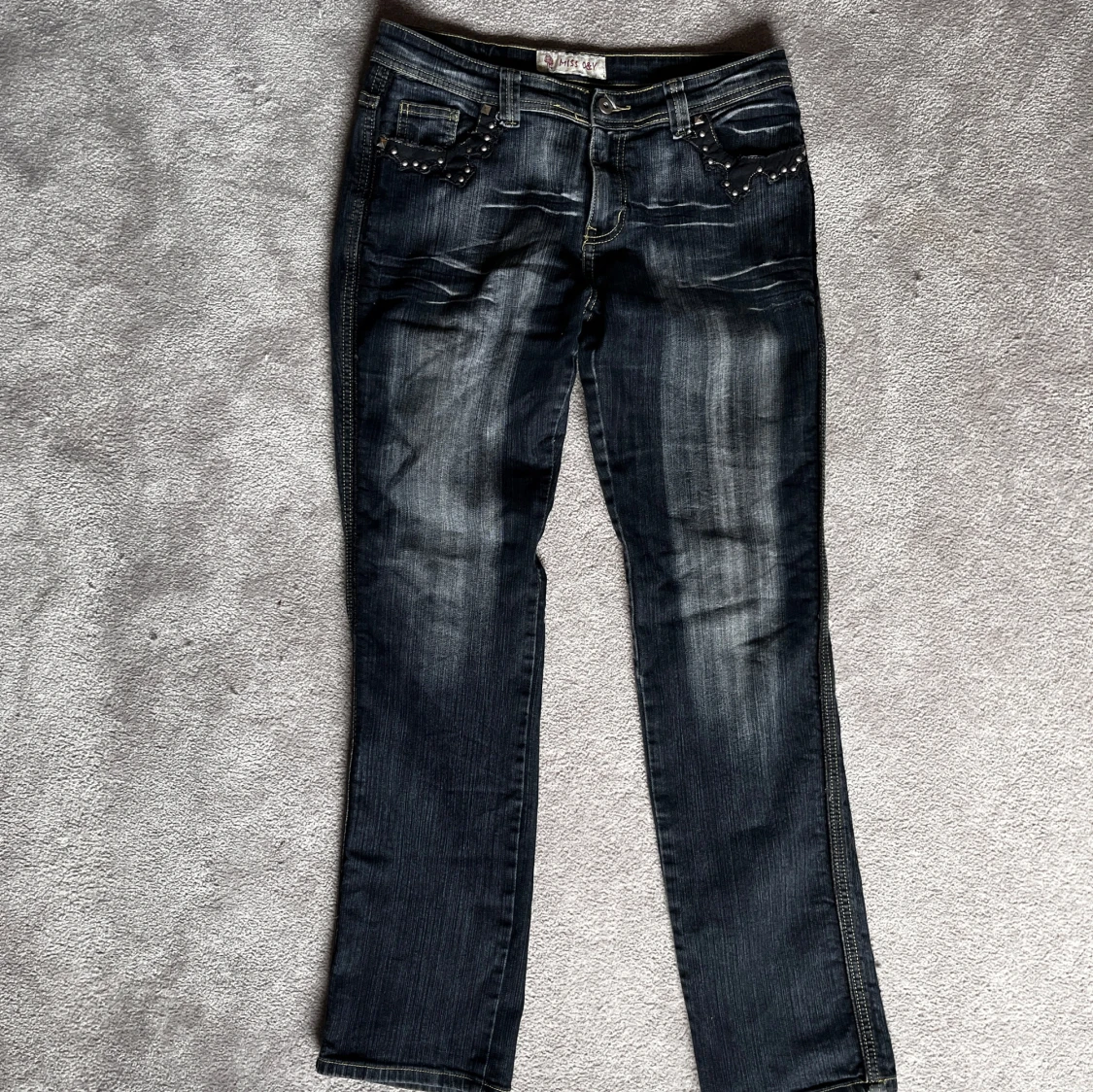 Mörkblå jeans med nitar från Miss O&V - 1