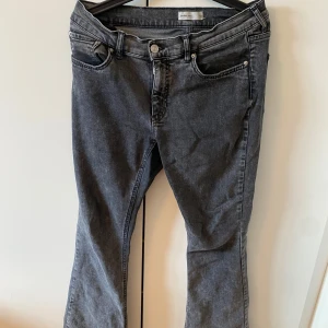 Grå jeans från gina tricott - Snygga grå low waits boot cut jeans från gina tricott i storlek 42. Perfekt till våren!💞
