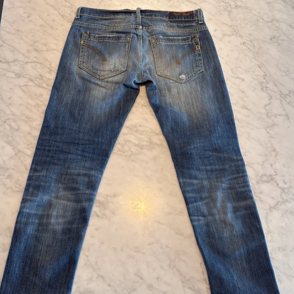 Snygga blå jeans från Dondup med slitna detaljer. Slimfit och säljer för 1000, (nypris runt 3000). Farkut & Housut.