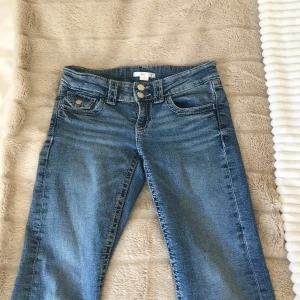 Blå jeans med bootcut - Säljer ett par blå jeans med bootcut. De är low waist och är från Gina tricot Young avdelningen