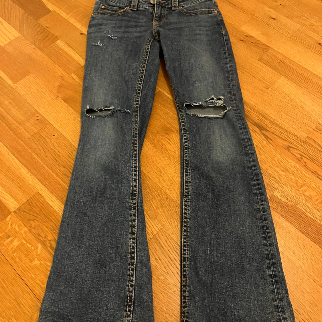 Low waist bootcut jeans med slitningar