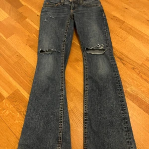 Low waist bootcut jeans med slitningar - Jätte snygga low waist bootcut jeans från Gina! Snygga slitningar och fickor där bak💓💓 storlek 36