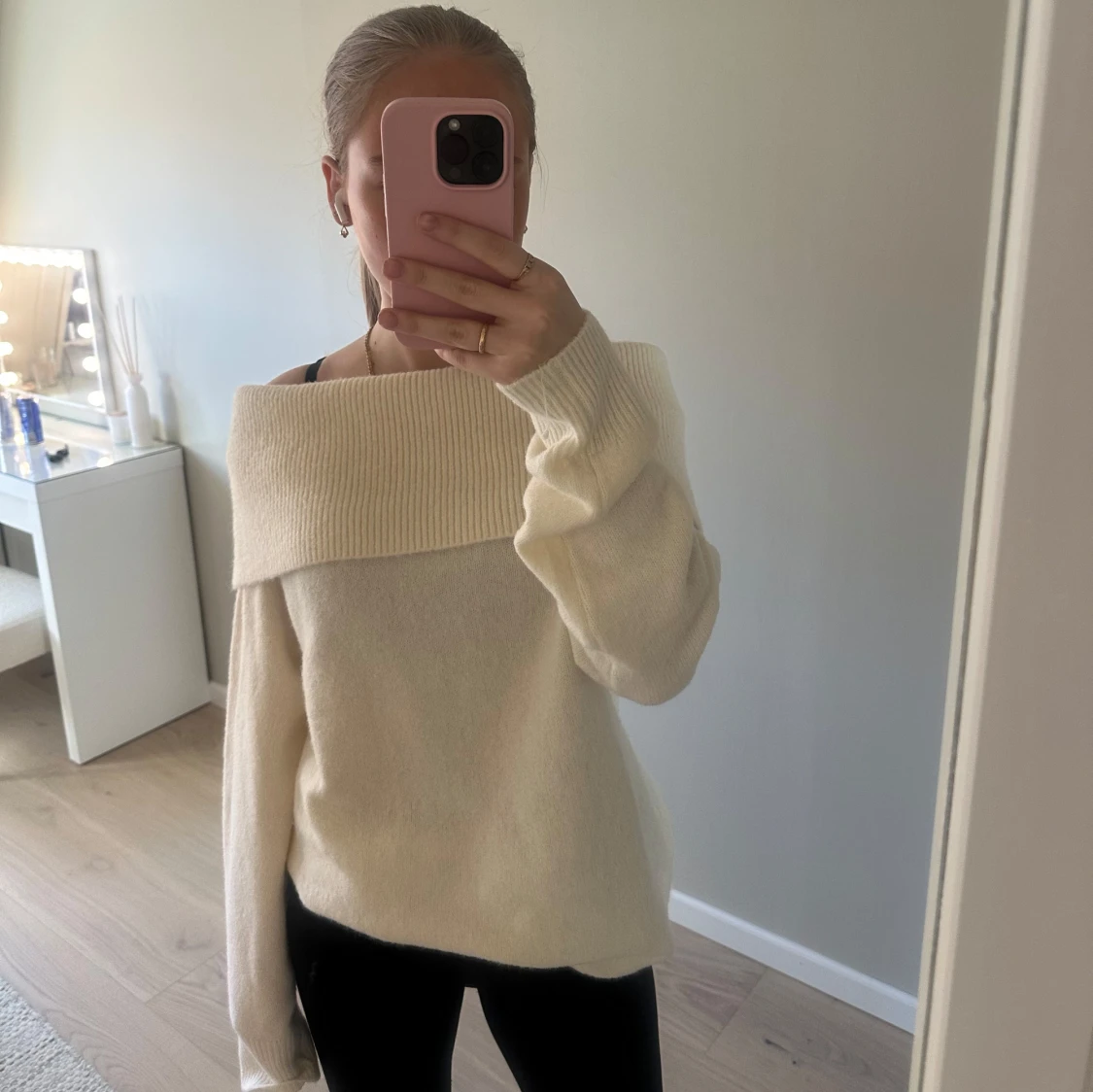 Vit offshoulder tröja från Bik Bok