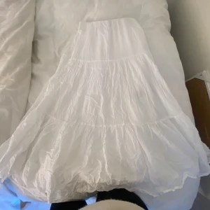 Vit kjol från Gina Tricot - Säljer en vit kjol från Gina Tricot i storlek S. Kjolen har en luftig och lätt design med volanger, den har blivit alldeles för kort för mig därför jag säljer! Den har ett litet märke som man kan se på 4,5 bilden men ingenting man lägger märke till💗