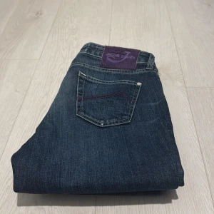 Mörkblå jeans från Jacob Cohen - Säljer ett par snygga mörkblå jeans från Jacob Cohen i storlek W30. De har en klassisk femficksdesign med snygga sömmar och en bekväm passform. Perfekta för både vardag och fest! 🕺