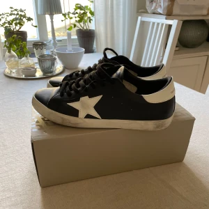  Golden Goose skor - Svarta golden goose skor i storlek 43. Mycket bra skick. Dustbag och tags medföljer. Kom med bud!