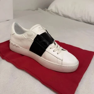 Valentino Garavani sneakers i vitt och svart - Säljer mina Valentino opens i ett väldigt bra skick. Storlek 45 men passar även 44, sulan är 28,5 cm lång. Dustbag och äkthetsbevis ingår. Pris kan diskuteras vid snabbt köp.