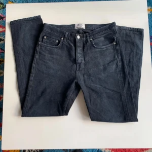 Acne studios jeans strl 31/32 - Jeans från acne för herrar  Jeansen är sparsamt använda  Lätt fade  Första bilden visar färgen bäst! Se sista bilden för passform   Mått:  Midjemått omkrets 80cm Lår 52cm omkrets   Runt knät  Fotöppning 38cm omkrets  Innebenslängd 78,5cm  
