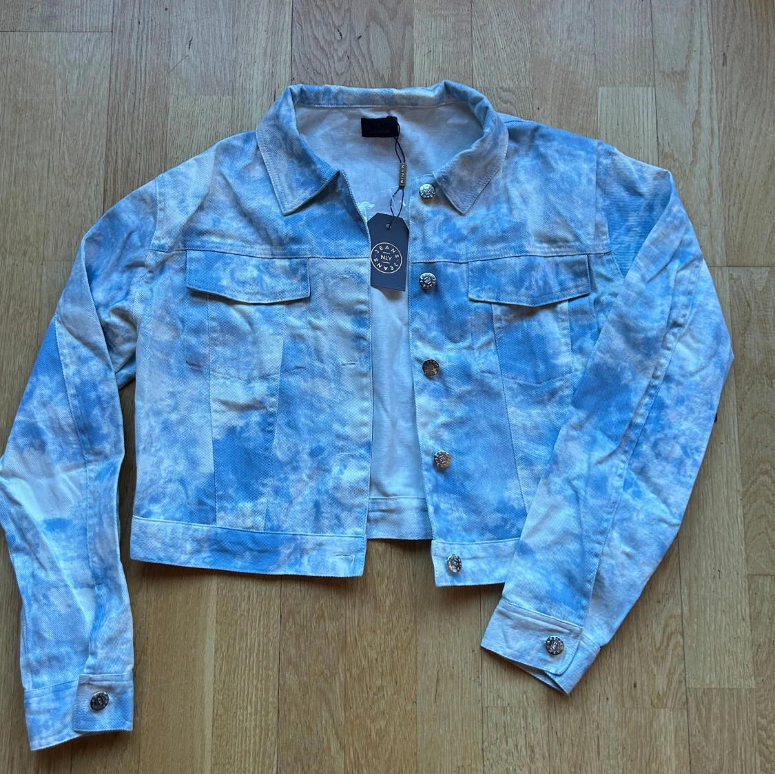 croppad jacka från Nelly