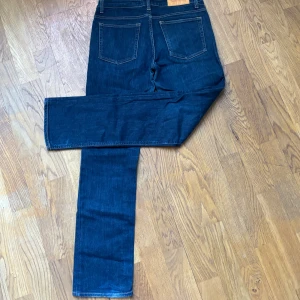 Mörkblå jeansbyxor från Acne - Snygga mörkblå jeansbyxor med klassisk slimfit passform. Perfekta för en laidback stil. Byxorna är i storlek 30/32 och  är tillverkade i ett slitstarkt denimtyg.