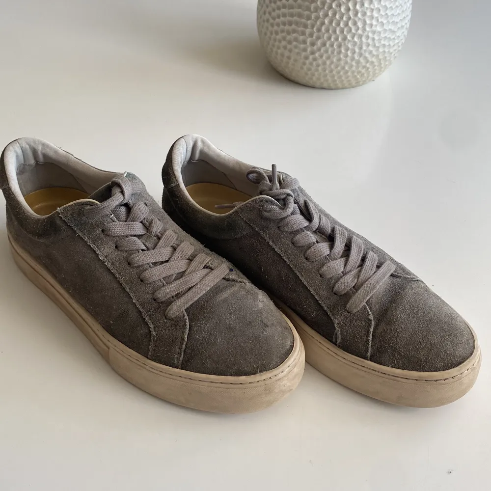 Säljer ett par snygga grå sneakers från Vagabond pga att de är för små. Perfekta för en stilren look. Skick 7/10 och har reparerats en gång. . Kengät.