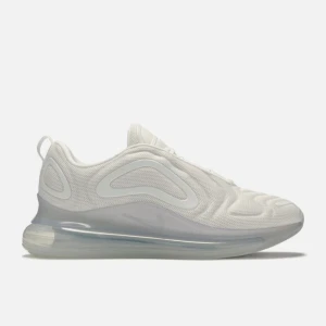 Vita Nike Air Max 720 - Snygga och moderna vita Nike Air Max 720 sneakers med en futuristisk design. Skorna har en stor, genomskinlig sula som ger extra komfort och stil. Perfekta för både träning och vardagsbruk. Extremt sällsynta och går inte att köpa på Nike längre.