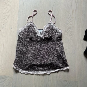 Leopard linne - Gulligt rosa leopardlinne. Står inget märke men tror att det är från shein.. 