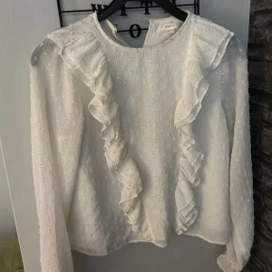 Fin blus från Gina Tricot  - Använd minst 5 gånger, knappen där bak e trasig men den går o använda ändå, väldigt fin till allt, fina volanger fram, 