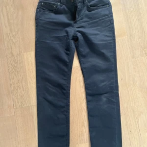 Svarta jeans från Acne Studios - Snygga svarta jeans från Acne Studios med en klassisk femficksdesign. De har en dragkedja och knapp framtill. Perfekta för en stilren look.