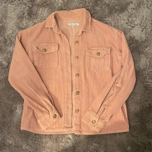 Rosa manchesterjacka - Säljer en snygg rosa manchesterjacka med knappar framtill och två bröstfickor. Den är i storlek 146-152