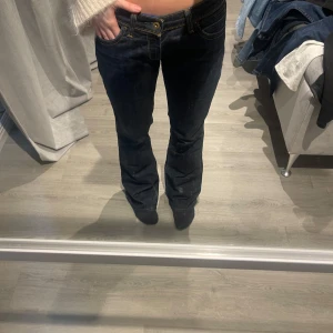 bootcut jeans lågmidjade - från levis storlek 30/32 men skulle säga att den passar mindre då jag brukar ha 26/32 