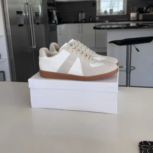 Maison margiela skor - Snygga skor från Maison margiela. Skorna har en rund tå och snörning framtill. Perfekta för en avslappnad stil och passar bra till jeans eller shorts. Nypris: 6700 mitt pris: 2900