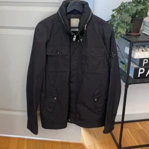 J Lindeberg field jacket  - Säljer Dena extremt snygga field jackan från j Lindeberg som är perfekt till våren. Storlek L men passar M