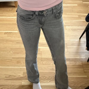 Grå jeans bootcut - Snygga grå jeans med bootcut och normal passform. De har en klassisk femficksdesign och knappar i silverfärg. Perfekta för en avslappnad stil. Använd några gånger, men inte alls på senaste💗