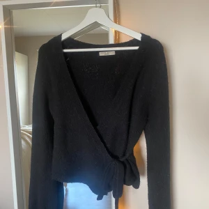 Omlått tröja  - Säljer denna omlått tröja från Gina Tricot, väldigt bra skick nästan inte använd💕