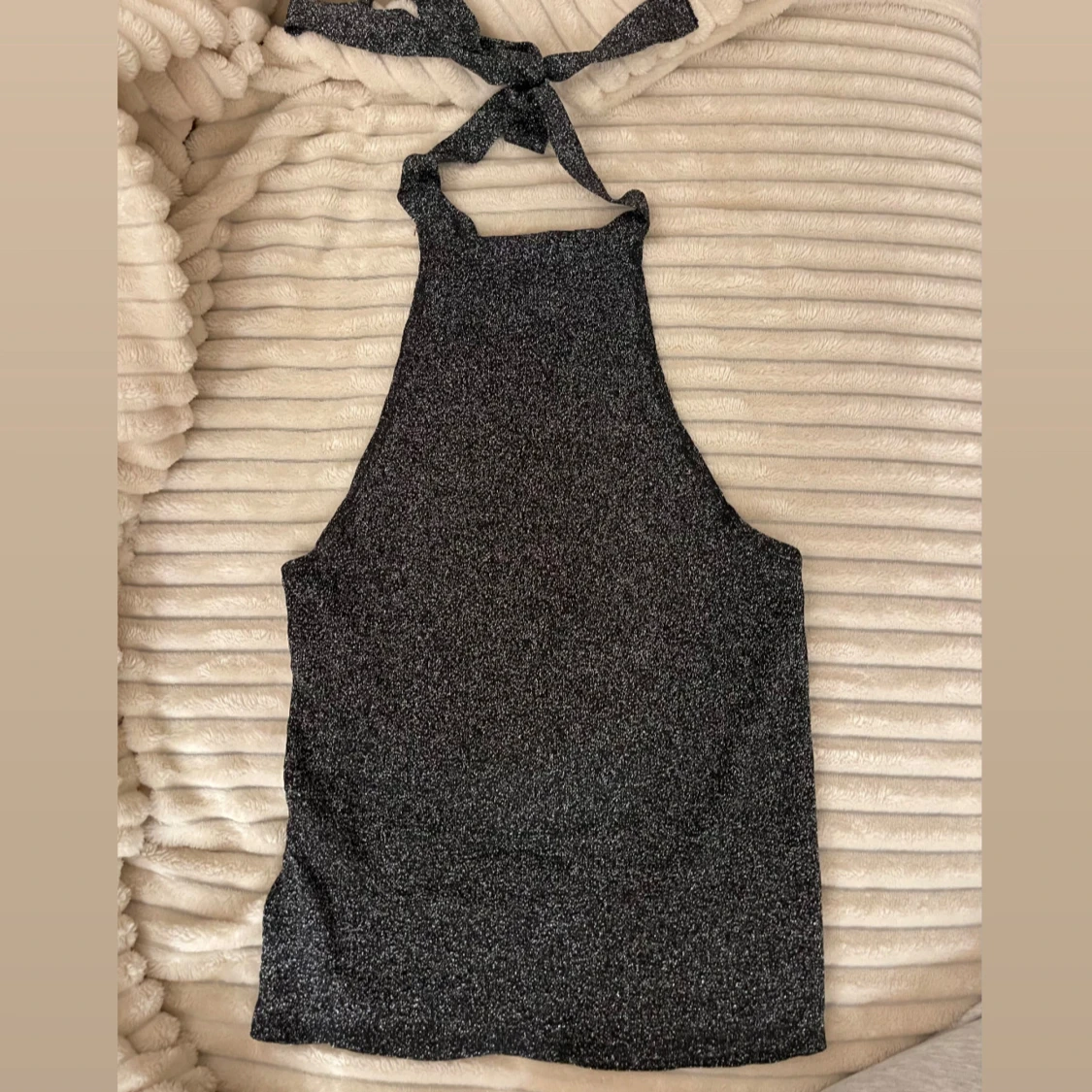 Glittrig ärmlös topp - 1