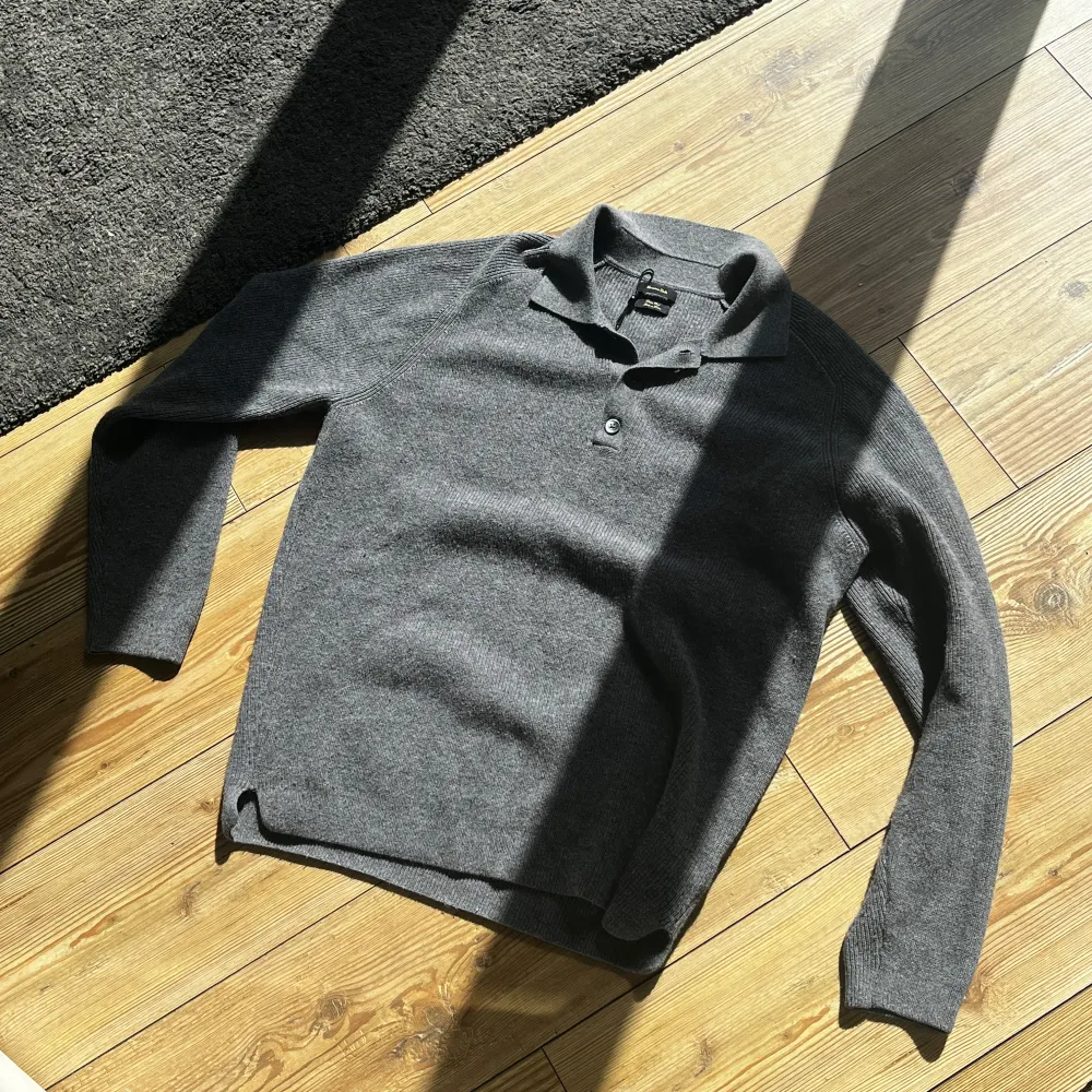 Grå Massimo Dutti piké, den är i storlek XL men sitter mer som L, passar dig som är mellan 185-190cm. Den är 67 cm från axlar till framsida midja och 70cm där bak. Den är knappt använd, och materialet är väldigt skönt och fint. . Neuletakit & Villapaidat.