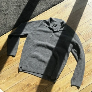 Pikétröja Massimo Dutti - Grå Massimo Dutti piké, den är i storlek XL men sitter mer som L, passar dig som är mellan 185-190cm. Den är 67 cm från axlar till framsida midja och 70cm där bak. Den är knappt använd, och materialet är väldigt skönt och fint. 