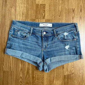 Lowwaist jeansshorts - Snygga lågmidjade jeansshorts i storlek W29 från abercrombie&fitch, köpta här på Plick men var tyvärr för stora! 🩷midjemått: ca 90 cm 