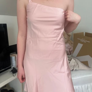 Peppermayo lights out mini dress Pink - Säljer min klänning från peppermayo som jag hade planerat att ha på balens efterfest men tyvärr passar den inte min kroppstyp. Tjejen som har den på sig är vanligtvis en xs/s så den är lite stor på henne!🥰❤️Den är helt ny med lappar kvar men kan inte skicka tillbaka den.