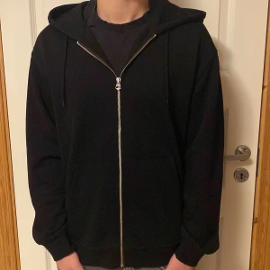 Svart helzip från Weekday - Säljer en stilren helzip från Weekday då den inte kommer till användning längre. Skick 9/10 storlek M modell är 181 nypris 699kr mitt pris 249kr pris kan diskuteras! Hör av er vid andra frågor!