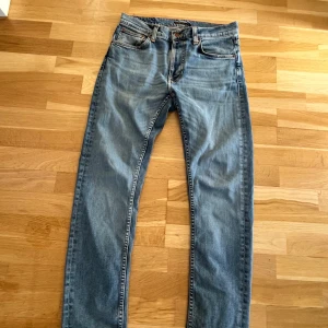 Ljusblåa Nudie Jeans  - Säljer mina tvär feta Nudie Jeans i storleken W31/L30| 9/10 skick | nypris: 1600kr. Hör av er om frågor och funderingar✍️