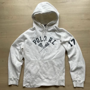 Ralph lauren hoodie - Storlek: L, passar M | skick: 8/10, se defekterna på bild 2&3 | pris: 699kr