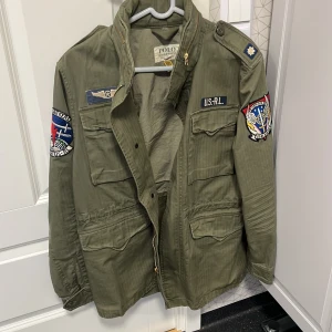 Ralph lauren field jacket  - Säljer denna feta Ralph lauren jackan i storlek xl för barn men passar perfekt för dig som är mellan 175-180 skick 9/10 og. Tags och knappar fraktar bara med PostNord 