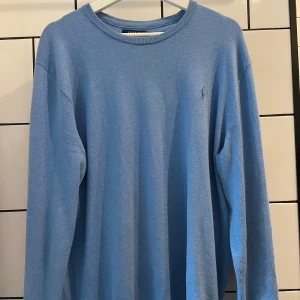 Ralph Lauren tröja  - Ljusblå Ralph Lauren tröja i nyskick, knappt använd. Strl L Nypris 2300 kr   Hör av er vid frågor!