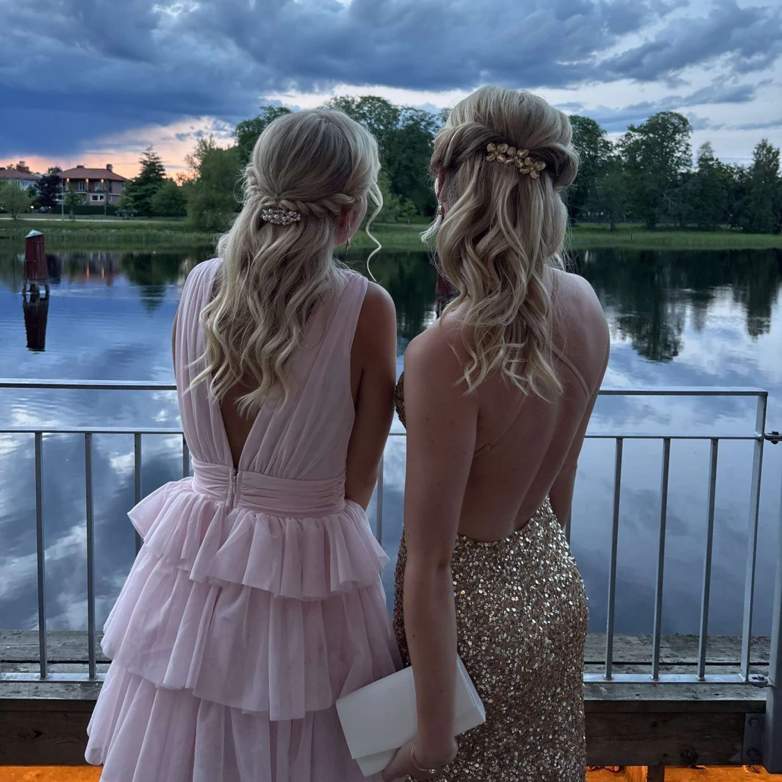 Guldig glittrig balklänning med öppen rygg - 3