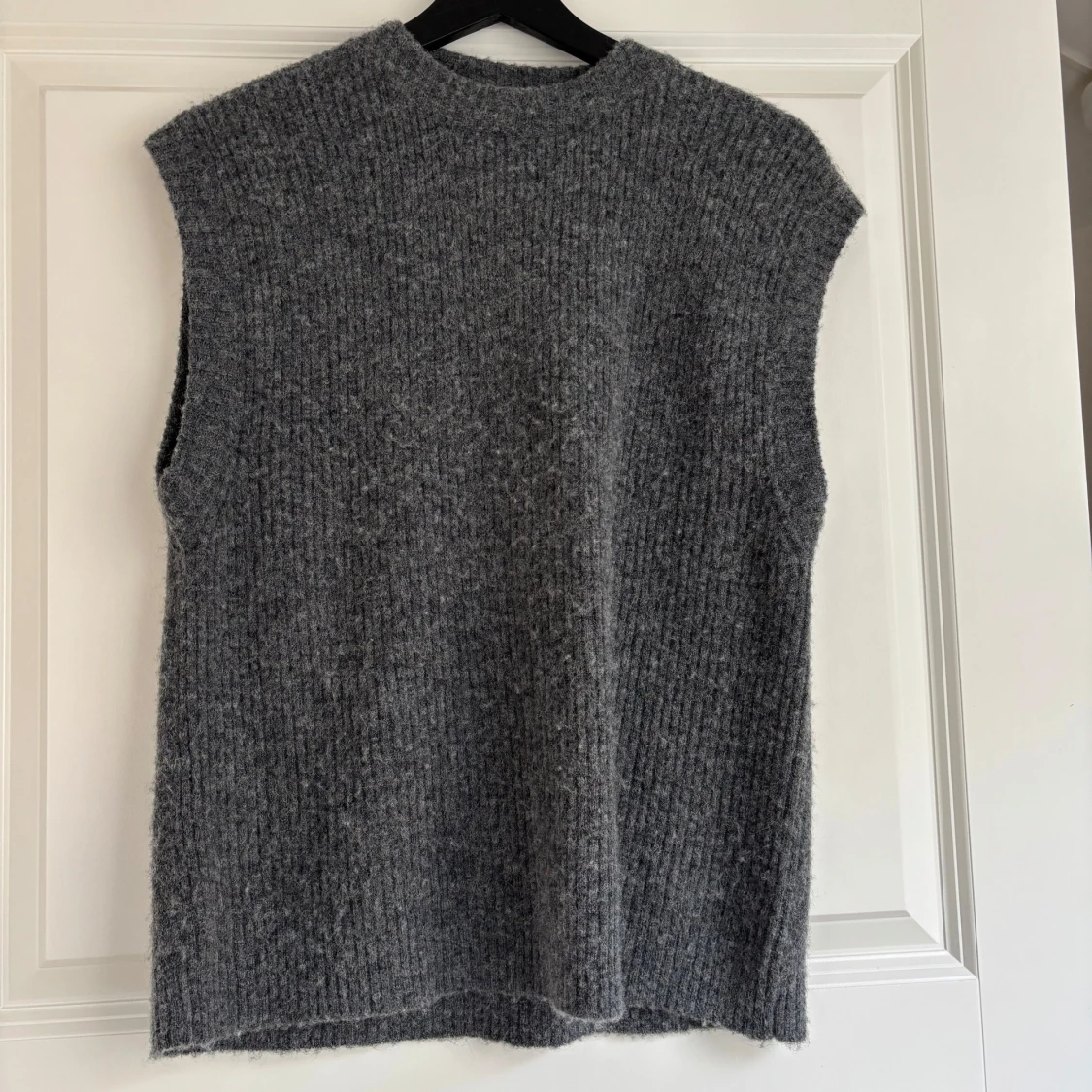 Mörkgrå stickad väst från Norr