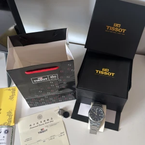 Tissot prx - Navy tissot prx klocka justerbar kommer med extra delar man kan ta bort och lägga till ifall den är stor eller liten påse box låda kvitto kuvert certificate kommer med skriv vid funderingar 