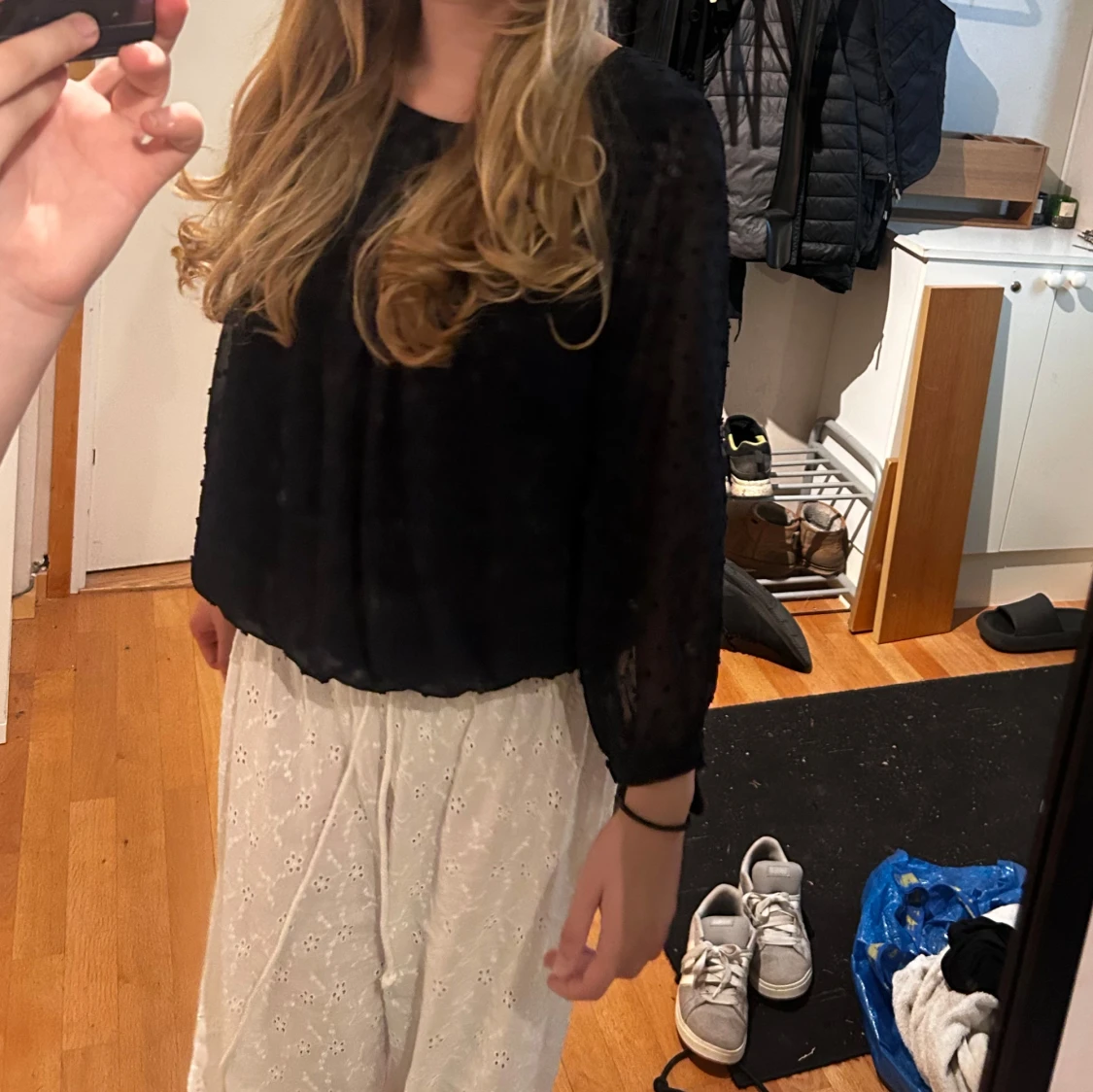 Svart prickig blus med knytärmar - 1