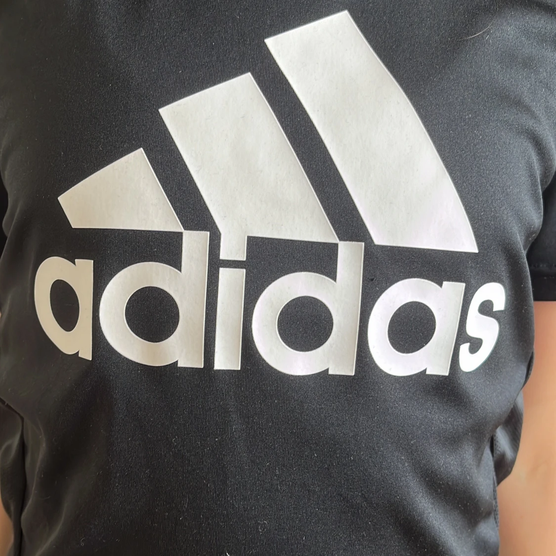 Svart Adidas t-shirt med stor logga - 2