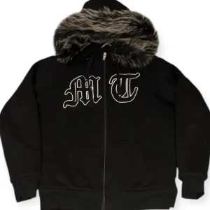 Svart jacka från tuttolente - SKICKA PRISFÖRSLAG Svart jacka från tuttolente med stor huva och fejkpäls, dragkedja framtill och broderade bokstäver 'MT' på bröstet. Jackan har quiltat innerfoder och en diskret svart design på ryggen. Perfekt för dig som vill sticka ut med streetstyle-vibe.