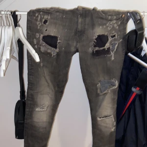 Grå ripped jeans Supply & Demand - Säljer ett par grå ripors jeans från Supply & Demand 