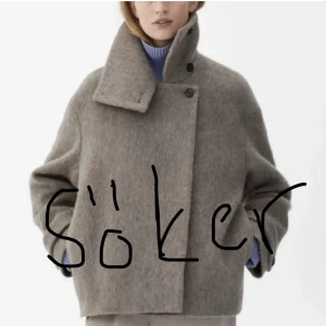 Beige ullkappa med hög krage - Söker denna jacka från arket i storlek 34,36🩷