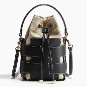 Svart bucketväska - Säljer denna populära bucketväskan som är helt slutsåld från hm. Knappt använd så i mycket fint skick