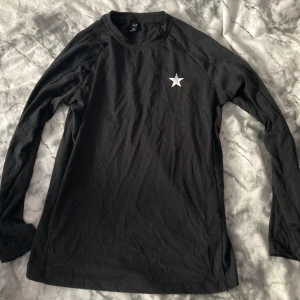 Svart långärmad tröja från Dazy - Passar någon bäst som är M