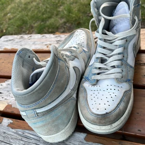 Air Jordan 1 Retro High OG ‘Hyper Royal’ - Hej nu vill jag sälja mina Jordans 1 retro hight og hyper royal som kostar 5469 som jag har råkat tvätta fel då har färgen got lite bort men annars så är de helt perfekta. Pris diskuteras 