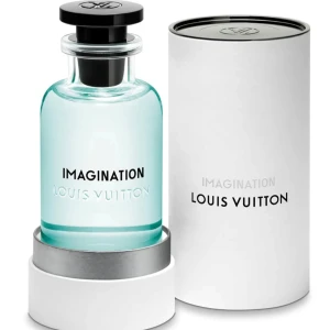 Parfym, 🧼 🍋 🍵 -  50 ml Eau de Parfum. Flaskan är rektangulär i transparent glas med en silvrig metallkork. Medföljer en svart, glansig tygpåse med logga. Perfekt att ha med i väskan eller ge bort som present. En riktigt trevlig tvålig citrus doft😁 Hör av dig för mer INFORMATION om parfymen, det är vär det!🤗🤗🤗